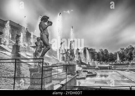 PETERHOF, RUSSIA - AGOSTO 28: Vista panoramica della Grand Cascade, del Palazzo Peterhof, Russia, il 28 agosto 2016. Il complesso del Palazzo Peterhof e dei giardini Foto Stock