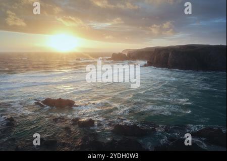 Splendido tramonto sul mare alla spiaggia di Mangersta sull'Isola di Lewis nelle Ebridi esterne della Scozia. Foto di alta qualità Foto Stock