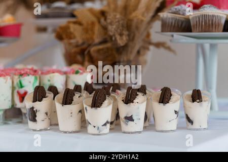 Delizioso spettacolo di dessert con Mini parfait Oreo e Cupcakes. Foto Stock