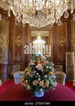 Aylesbury, Regno Unito. 24 aprile 2024. Waddesdon Manor a Waddesdon vicino Aylesbury nel Buckinghamshire. La splendida Manor House e i giardini sono ora di proprietà del National Trust. "Waddesdon è un château in stile rinascimentale francese con una vasta collezione d'arte, giardini paesaggistici, voliera e parco giochi boschivo". Crediti: Maureen McLean/Alamy Foto Stock