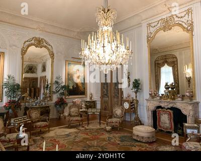 Aylesbury, Regno Unito. 24 aprile 2024. Waddesdon Manor a Waddesdon vicino Aylesbury nel Buckinghamshire. La splendida Manor House e i giardini sono ora di proprietà del National Trust. "Waddesdon è un château in stile rinascimentale francese con una vasta collezione d'arte, giardini paesaggistici, voliera e parco giochi boschivo". Crediti: Maureen McLean/Alamy Foto Stock