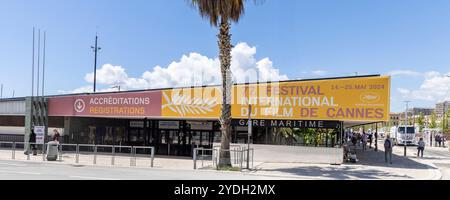 Cannes, Francia - 7 maggio 2024: Gare martitime con striscione del festival internazionale del cinema nella città di Cannes sulla Costa Azzurra in Francia. Foto Stock