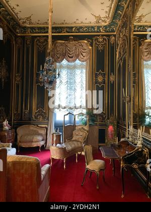 Aylesbury, Regno Unito. 24 aprile 2024. Waddesdon Manor a Waddesdon vicino Aylesbury nel Buckinghamshire. La splendida Manor House e i giardini sono ora di proprietà del National Trust. "Waddesdon è un château in stile rinascimentale francese con una vasta collezione d'arte, giardini paesaggistici, voliera e parco giochi boschivo". Crediti: Maureen McLean/Alamy Foto Stock