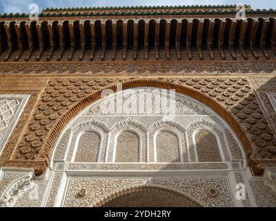 Ben Youssef Madrasa cortile, stucco e dettagli intagliati in legno, Marrakech Foto Stock