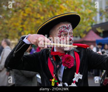 Birmingham, Regno Unito. 26 ottobre 2024. Halloween arriva presto nel centro di Solihull, come parte dell'evento annuale Spooktacular della città, un festival gratuito di personaggi cosplay, tra cui troll e ballerini zombie, che si riuniscono per spaventare e intrattenere la folla. Crediti: Tony Nolan/Alamy Live News Foto Stock