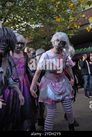 Birmingham, Regno Unito. 26 ottobre 2024. Halloween arriva presto nel centro di Solihull, come parte dell'evento annuale Spooktacular della città, un festival gratuito di personaggi cosplay, tra cui troll e ballerini zombie, che si riuniscono per spaventare e intrattenere la folla. Crediti: Tony Nolan/Alamy Live News Foto Stock