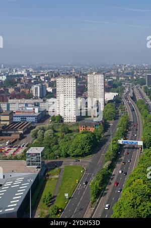 Vista aerea della città di Glasgow verso ovest sull'autostrada M8 Foto Stock