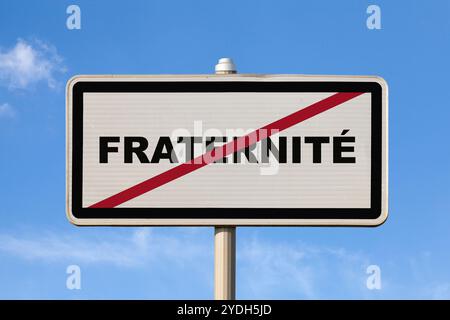 Un cartello francese di uscita della città contro un cielo blu con scritto al centro in francese "Fraternité", che significa in inglese "Fraternità". Foto Stock