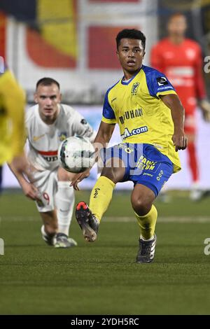 Sint Truiden, Belgio. 26 ottobre 2024. Joel Chima Fujita di STVV raffigurato in azione durante una partita di calcio tra STVV e KVC Westerlo, sabato 26 ottobre 2024 a Sint-Truiden, il giorno 12 della stagione 2024-2025 della "Jupiler Pro League" prima divisione del campionato belga. BELGA FOTO JOHAN EYCKENS credito: Belga News Agency/Alamy Live News Foto Stock