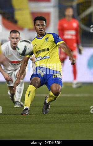 Sint Truiden, Belgio. 26 ottobre 2024. Joel Chima Fujita di STVV raffigurato in azione durante una partita di calcio tra STVV e KVC Westerlo, sabato 26 ottobre 2024 a Sint-Truiden, il giorno 12 della stagione 2024-2025 della "Jupiler Pro League" prima divisione del campionato belga. BELGA FOTO JOHAN EYCKENS credito: Belga News Agency/Alamy Live News Foto Stock