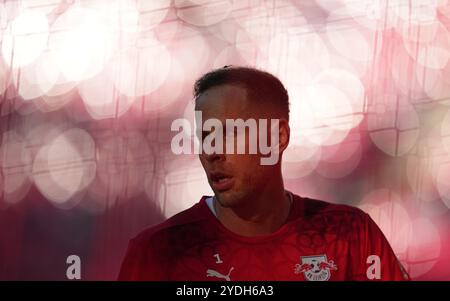 Lipsia, Germania. 26 ottobre 2024. Péter Gulacsi di Lipsia guarda durante il 1. Partita 8 della Bundesliga tra RB Leipzig - Freiburg alla Red Bull Arena di Lipsia, Germania. Crediti: Ulrik Pedersen/Alamy Foto Stock