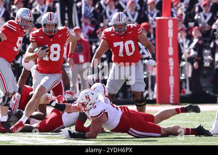 Columbus, Stati Uniti. 26 ottobre 2024. Il quarterback degli Ohio State Buckeyes Will Howard (18) si allontana dal Nebraska Cornhuskers Ty Robinson (9) nel primo tempo a Columbus, Ohio, sabato 26 ottobre 2024. Foto di Aaron Josefczyk/UPI credito: UPI/Alamy Live News Foto Stock