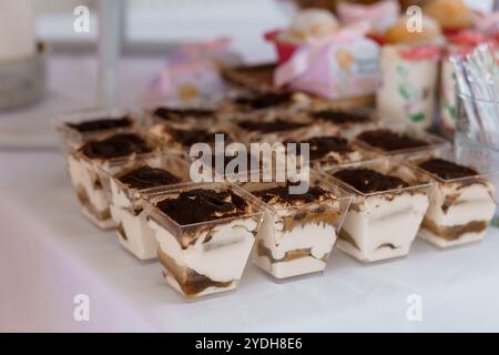 Tazze di dessert tiramisù esposte ad un evento elegante. Foto Stock