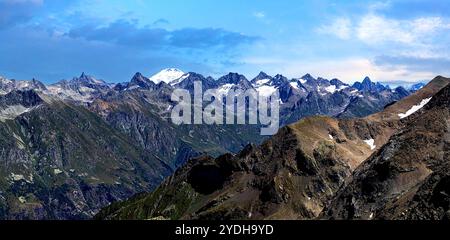 Panorama delle montagne del Caucaso con vista su Elbrus, Russia. Foto Stock