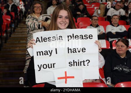 Alessia Russo tifosa con cartellone Inghilterra contro Germania calcio femminile Wembley Stadium Londra Regno Unito 25 ottobre 2024 Foto Stock