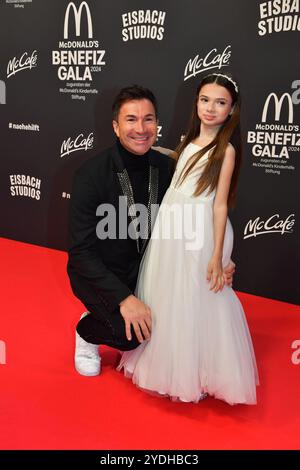 Lucas Cordalis mit Tochter Sophia / 19. McDonaldÂ S Benefiz Gala zugunsten der McDonaldÂ S Kinderhilfe Stiftung / Eisbach Studios / München / 26. Oktober 2024 *** Lucas Cordalis con la figlia Sophia 19 McDonalds Benefit Gala in favore della Fondazione McDonalds Childrens Aid Eisbach Studios Monaco di Baviera 26 ottobre 2024 Foto Stock