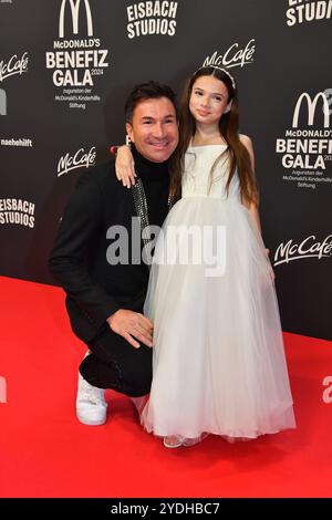 Lucas Cordalis mit Tochter Sophia / 19. McDonaldÂ S Benefiz Gala zugunsten der McDonaldÂ S Kinderhilfe Stiftung / Eisbach Studios / München / 26. Oktober 2024 *** Lucas Cordalis con la figlia Sophia 19 McDonalds Benefit Gala in favore della Fondazione McDonalds Childrens Aid Eisbach Studios Monaco di Baviera 26 ottobre 2024 Foto Stock