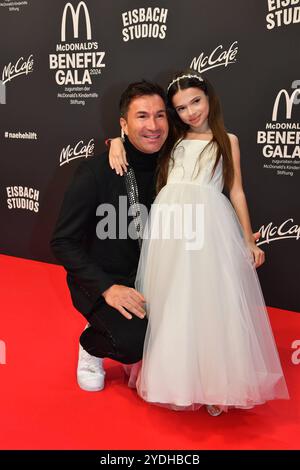 Lucas Cordalis mit Tochter Sophia / 19. McDonaldÂ S Benefiz Gala zugunsten der McDonaldÂ S Kinderhilfe Stiftung / Eisbach Studios / München / 26. Oktober 2024 *** Lucas Cordalis con la figlia Sophia 19 McDonalds Benefit Gala in favore della Fondazione McDonalds Childrens Aid Eisbach Studios Monaco di Baviera 26 ottobre 2024 Foto Stock