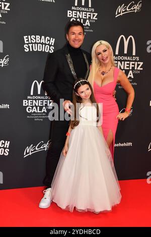 Lucas Cordalis, Daniela Katzenberger e Tochter Sophia / 19. McDonaldÂ S Benefiz Gala zugunsten der McDonaldÂ S Kinderhilfe Stiftung / Eisbach Studios / München / 26. Oktober 2024 *** Lucas Cordalis, Daniela Katzenberger e la figlia Sophia 19 McDonalds Benefit Gala a favore della Fondazione McDonalds Childrens Aid Eisbach Studios Monaco di Baviera 26 ottobre 2024 Foto Stock