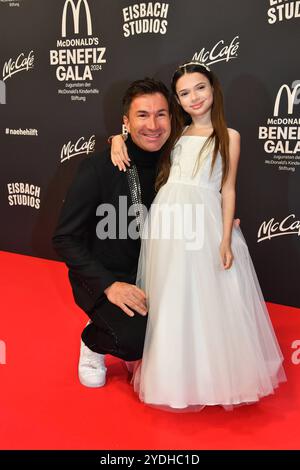 Lucas Cordalis mit Tochter Sophia / 19. McDonaldÂ S Benefiz Gala zugunsten der McDonaldÂ S Kinderhilfe Stiftung / Eisbach Studios / München / 26. Oktober 2024 *** Lucas Cordalis con la figlia Sophia 19 McDonalds Benefit Gala in favore della Fondazione McDonalds Childrens Aid Eisbach Studios Monaco di Baviera 26 ottobre 2024 Foto Stock