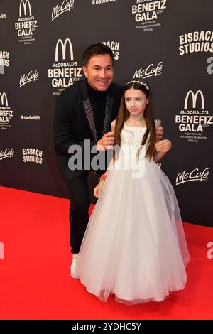 Lucas Cordalis mit Tochter Sophia / 19. McDonaldÂ S Benefiz Gala zugunsten der McDonaldÂ S Kinderhilfe Stiftung / Eisbach Studios / München / 26. Oktober 2024 *** Lucas Cordalis con la figlia Sophia 19 McDonalds Benefit Gala in favore della Fondazione McDonalds Childrens Aid Eisbach Studios Monaco di Baviera 26 ottobre 2024 Foto Stock