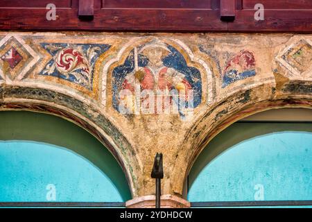 Dettaglio dell'affresco al Palazzo del Podestà, Foligno, Italia, con decorazioni medievali attribuite a Giovanni Corraduccio. Foto Stock