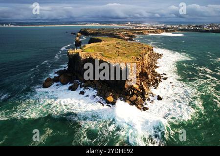 Vista aerea di Papoa Point a Peniche in Portogallo. Foto Stock