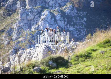 Sotres, Spagna, 26 ottobre 2024: La famiglia reale e il loro entourage che li accompagnano durante il Premio cittadino esemplare delle Asturie 2024, il 26 ottobre 2024, a Sotres, Spagna. Crediti: Alberto Brevers / Alamy Live News. Foto Stock