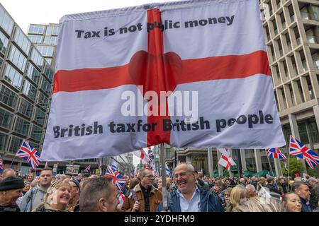 Il primo manifestante britannico mostra un'enorme tassa britannica per i cittadini britannici a Londra. Foto Stock