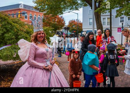 Bel Air, MD, USA – 16 ottobre 2024: Non ci sono stati trucchi, ma tante prelibatezze per le migliaia di bambini in costume che hanno invaso il quartiere finanziario del centro durante l'evento annuale. Foto Stock