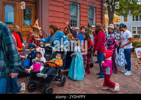 Bel Air, MD, USA – 16 ottobre 2024: Non ci sono stati trucchi, ma tante prelibatezze per le migliaia di bambini in costume che hanno invaso il quartiere finanziario del centro durante l'evento annuale. Foto Stock