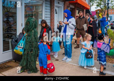 Bel Air, MD, USA – 16 ottobre 2024: Non ci sono stati trucchi, ma tante prelibatezze per le migliaia di bambini in costume che hanno invaso il quartiere finanziario del centro durante l'evento annuale. Foto Stock