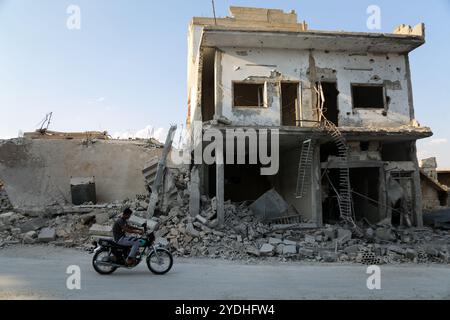 Immagini della vita quotidiana nella città siriana di Kafr Zita, nella campagna settentrionale di Hama. La città di Kafr Zita ha assistito a gravi e pesanti combattimenti e a intensi bombardamenti tra gruppi ribelli e l'esercito del governo siriano che hanno causato molte distruzioni nella città. Un accordo del 2017 sulle zone di de-escalation migliorò la situazione a Kafr Zita permettendo il ritorno dei siriani sfollati nella città. Kafr Zita si trova vicino al posto di osservazione turco, che si trova all'interno della zona cuscinetto smilitarizzata concordata da Russia e Turchia nella provincia siriana di Idlib per separare le forze governative dalla r Foto Stock