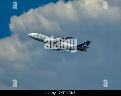 Francoforte, Assia, Germania - 13 agosto 2024: Aeroporto Lufthansa Boeing 747-430 D-ABVZ fra Frankfurt Foto Stock