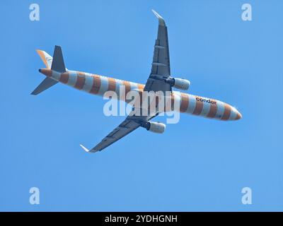 Francoforte, Assia, Germania - 13 agosto 2024: Condor Yellow Livery Airbus A321-211 D-AIAD fra Frankfurt Airport Foto Stock