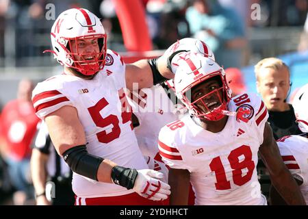 Columbus, Stati Uniti. 26 ottobre 2024. Nebraska Cornhuskers Isaiah Neyor (18) celebra una presa contro gli Ohio State Buckeyes Toby Wilson (54) nel quarto quarto quarto a Columbus, Ohio, sabato 26 ottobre 2024. Foto di Aaron Josefczyk/UPI credito: UPI/Alamy Live News Foto Stock