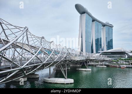 Singapore - 14 agosto 2024: Marina Bay Sands Resort e l'Helix Bridge, ponte pedonale che collega il Marina Centre con Marina South Foto Stock