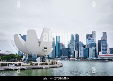 Singapore - 14 agosto 2024: Architettura futuristica design a forma di loto del museo Art Science situato di fronte a Marina Bay Sands Foto Stock