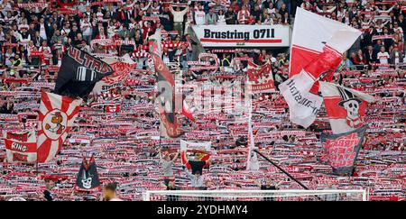 Stoccarda, Germania. 26 ottobre 2024. Im Bild: Tifosi dello Stuttgarter, Schals, 26.10.2024, Fussball, Bundesliga, LE NORMATIVE VfB Stuttgart - Holstein Kiel, GER, Stuttgart, MHP Arena, DFL VIETANO QUALSIASI USO DI FOTOGRAFIE COME SEQUENZE DI IMMAGINI E/O QUASI-VIDEO. Credito: dpa/Alamy Live News Foto Stock