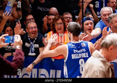 Amedeo della Valle (Germani Brescia) festeggia con i tifosi durante UNAHOTELS Reggio Emilia vs Germani Brescia, partita di serie A di pallacanestro A Reggio Emilia, Italia, ottobre 26 2024 Foto Stock