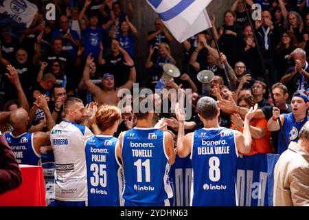 Germani Brescia Players festeggiano la vittoria con i tifosi durante UNAHOTELS Reggio Emilia vs Germani Brescia, partita di serie A di pallacanestro A Reggio Emilia, Italia, ottobre 26 2024 Foto Stock