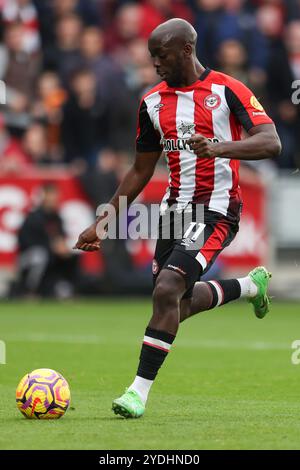 Londra, Regno Unito. 26 ottobre 2024. L'attaccante del Brentford FC Yoane Wissa (11) spara durante la partita Brentford FC contro Ipswich Town FC English Premier League al Gtech Community Stadium, Londra, Inghilterra, Regno Unito il 26 ottobre 2024 Credit: Every Second Media/Alamy Live News Foto Stock