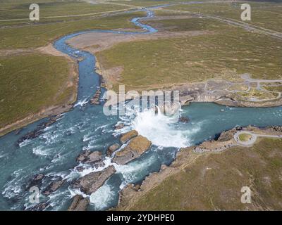 Paesaggio aereo della cascata Godafoss nel nord dell'Islanda in una giornata estiva di sole Foto Stock