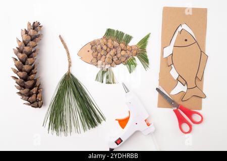 vista dall'alto verso il basso di opere d'arte creative che assomigliano a un pesce, realizzate con materiali naturali. Passa al processo creativo, fai da te, Foto Stock