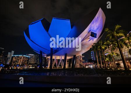 Singapore - 14 agosto 2024: Architettura futuristica design a forma di loto del museo Art Science situato di fronte a Marina Bay Sands Foto Stock