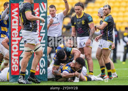 Wellington, nuova Zelanda, 26 ottobre 2024. Emoni Narawara di Bay of Plenty sbatte il pallone oltre la linea durante la finale del Bunnings Warehouse NPC tra i Wellington Lion's e Bay of Plenty allo Sky Stadium di Wellington, nuova Zelanda. Crediti: James Foy/Alamy Live News Foto Stock