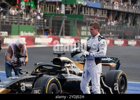 Brad Pitt filma una scena per il suo nuovo film “F1” diretto da Joseph Kosinski, Mexico City Grand Prix 2024. 26 ottobre 2024. Crediti: Lexie Harrison-Cripps/Alamy Live News Foto Stock