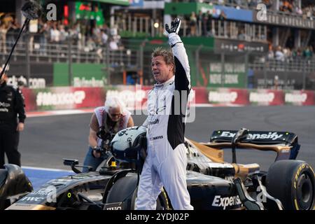 Brad Pitt filma una scena per il suo nuovo film “F1” diretto da Joseph Kosinski, Mexico City Grand Prix 2024. 26 ottobre 2024. Crediti: Lexie Harrison-Cripps/Alamy Live News Foto Stock