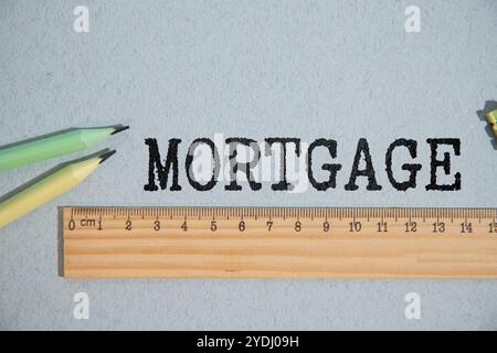 Chiavi e portachiavi di casa su un documento di mutuo immobiliare, contratto di acquisto o costruzione di nuove abitazioni, assicurazione, registrazione del contratto di locazione, r Foto Stock