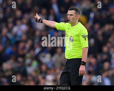 Brighton, Regno Unito. 16 ottobre 2024. Brighton, Inghilterra - ottobre 26: Arbitro Michael Oliver durante la partita di Premier League 2024/25 tra Brighton e Hove Albion contro Wolverhampton Wanderers all'Amex Stadium il 26 ottobre 2024 a Brighton, Inghilterra. (David Horton/SPP) credito: SPP Sport Press Photo. /Alamy Live News Foto Stock